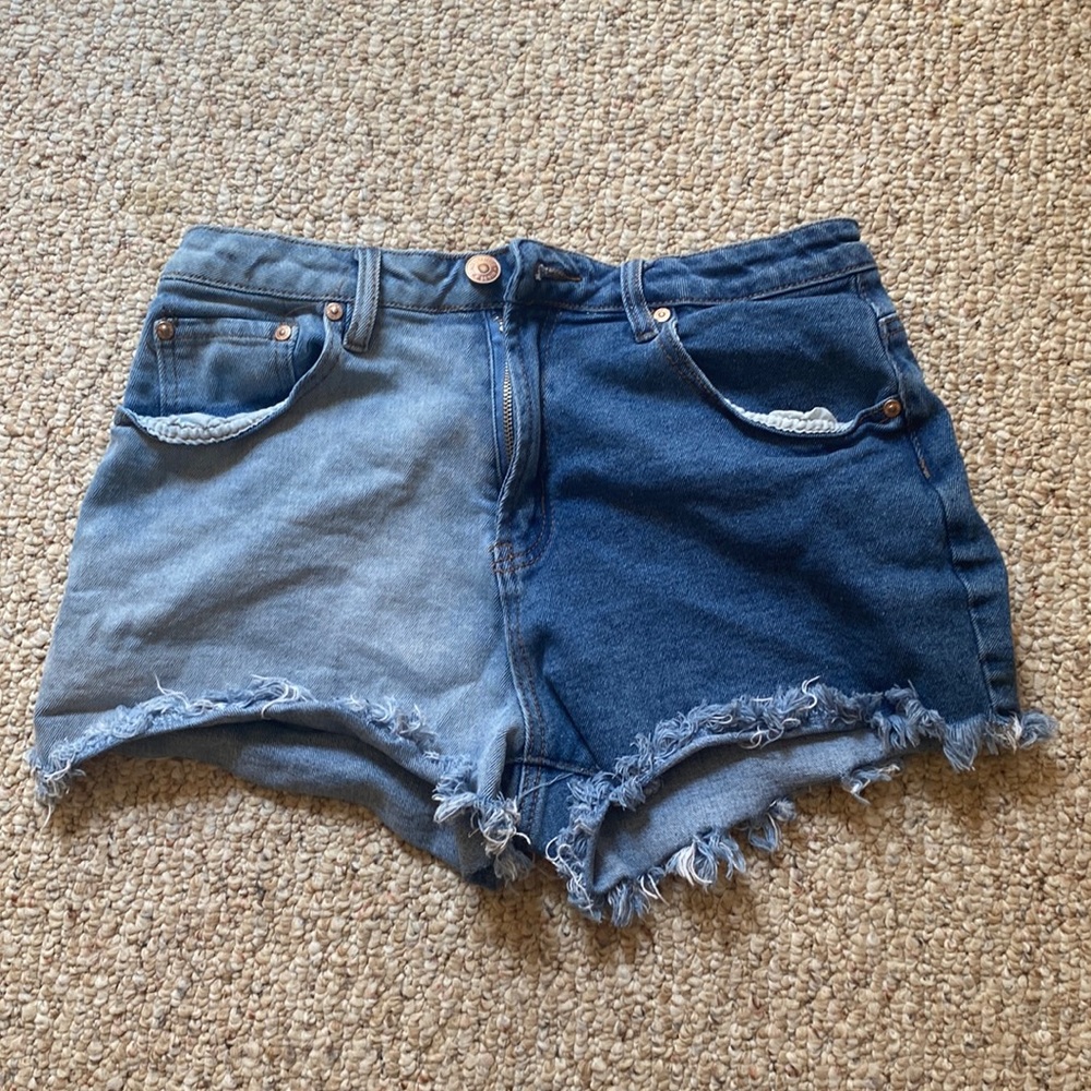 TWO TONED DEMIN SHORTS 💙💙